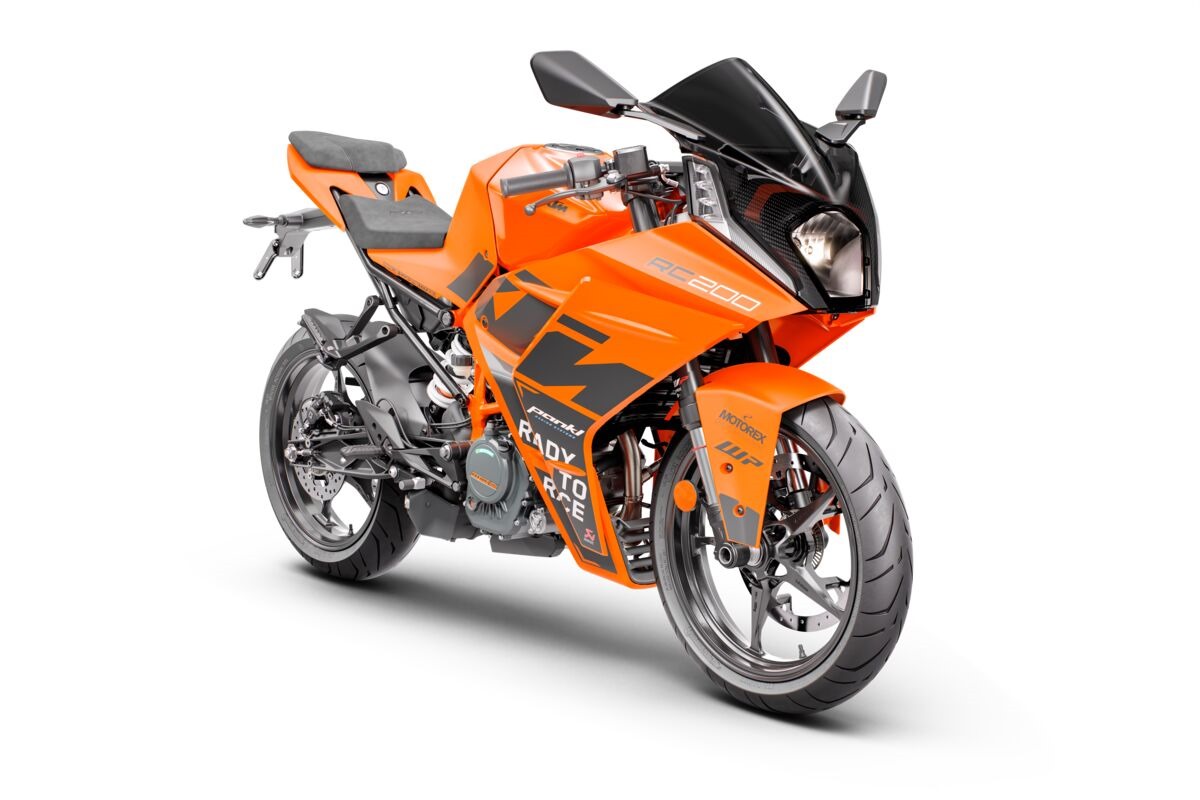 PHO_BIKE_90_REVO_Travel-KTM-2025-390-adventure-r-white-right-front-view-studio-image_#SALL_#AEPI_#V1.png